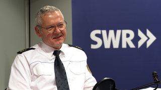 Ulms Polizeipräsident Josef Veser im SWR Studio Ulm.