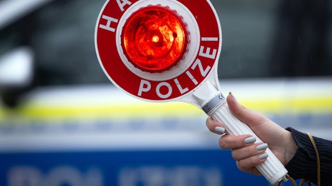 Bei einer Polizeikontrolle in Ulm ist ein Lkw-Fahrer  gestoppt worden, der vor lauter Deko-Artikeln und technischen Geräten kaum noch durch seine Windschutzscheibe schauen konnte (Sujetbild).