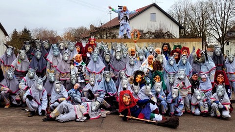 Die vier Fasnachtsfiguren der Narrenzunft Egginger Esel e.V. sind der Esel mit grauer Larve und grau-rotem Häs, das Buschtle, der Eseltreiber mit blauem Bauernhemd und roten Socken, die Weiher-Hexe mit rot-grünem oder brauem Rock und Ringelsocken und der Narro mit seinem bemalten Häs. 