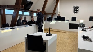 Am Landgericht Ulm hat am Montag der Prozess wegen versuchten Mordes gegen einen 33-Jährigen begonnen. Er soll im Sommer vorigen Jahres auf dem Vorplatz des Ulmer Hauptbahnhofs einen 25-Jährigen mit einem Messer angegriffen haben.