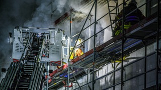 In der Nacht auf Sonntag ist aus bislang ungeklärter Ursache ein Feuer ausgebrochen. Der Feuerwehreinsatz dauerten bis Montagmorgen an.