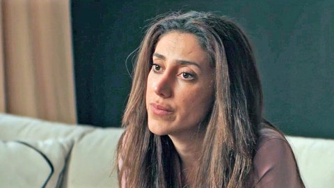 Shaam Joli auf einem Sofa  in der Filmrolle einer syrischen Studentin, die einem Therapeuten erzählt, wie sie in einem Gefängnis gefoltert wurde. Eine Szene aus Jolis Film "The Prison" über Menschenrechtsverletzungen.