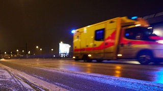 Glatteis auf den Straßen und Gehwegen hat vielfachn den Krankenwagen auf den Plan gerufen. Auch in Ulm und Ostwürttemberg haben zahlreiche Menschen verletzt.