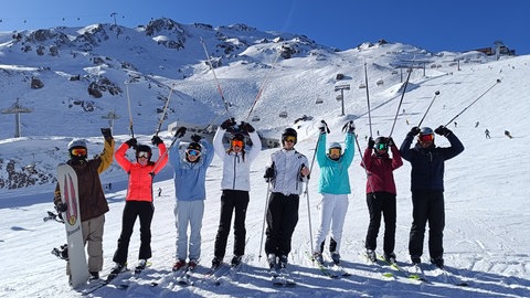 Skiausflüge gibt es am Anna-Essinger-Gymnasium in Ulm einige im Jahr, die Schule hat einen Sport-Schwerpunkt. Neben Wintersporttagen und Skiausfahrten, zum Beispiel ins Zillertal, wird auch in Ulm trainiert: an der Biathlonanlage in Ulm-Dornstadt.