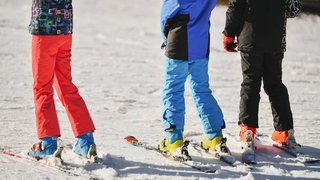 Schulkinder auf der Skipiste. Mit der Schulklasse einen Skiausflug machen? Immer mehr Schulen bieten das nicht mehr an.