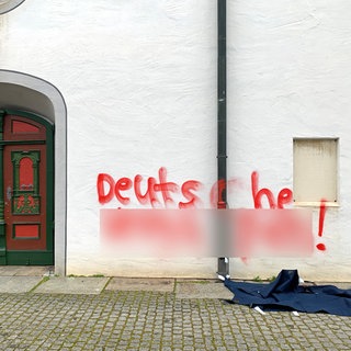 Unbekannte haben eine Schmiererei in roter Farbe an der Martinskirche angebracht.
