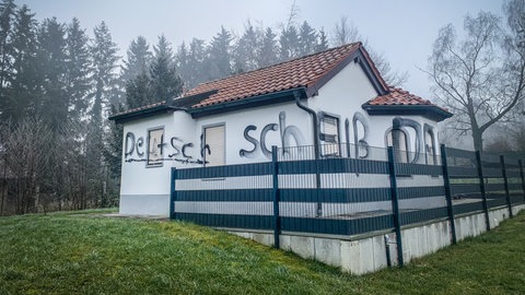 Ein mit einer Parole beschmiertes Haus. Auch in einer Kleingartenanlage in Langenau (Alb-Donau-Keis) haben Polizeibeamte Parolen entdeckt.