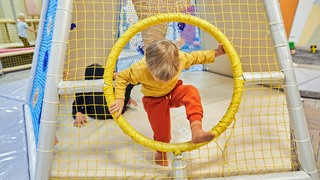 Kinder in einem Indoor-Spielplatz. Das Gesundheitsamt ruft alle, die am 18.1. nachmittags im Spatzolino waren, dazu auf, einen Hausarzt aufzusuchen. An diesem Tag war dort ein Kind mit einer Meningokokken-Infektion. (Symbolbild)