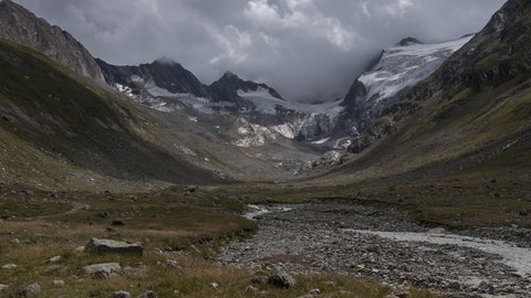 In der Bildmitte der Rotmoosferner, rechts davon der Wasserfallferner (Gletscher), davor das Rotmoostal mit dem Bach, der das Wasser beider Gletscher zu Tal führt im UNESCO-Biosphärenpark Gurgler Kamm in den Ötztaler Alpen in Tirol, Österreich. Hier verunglückte der Mann aus Schwäbisch Gmünd. 