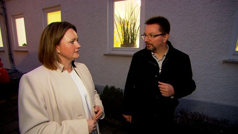 Beim Vor-Ort-Gespräch in Langenau: Bürgermeisterin Daria Henning und der Antisemitismusbeauftragte des Landes, Michael Blume.