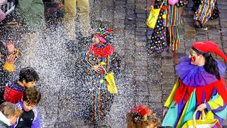Konfetti gehört für viele Narrenzünfte einfach dazu. Allerdings sind die kleinen Papierschnipsel mancherorts zu einem heiklen Thema geworden. Die Narrenzunft "Donauratzen" aus Öpfingen (Alb-Donau-Kreis) will die Umwelt schonen und verzichtet auf Konfetti. (Symbolbild)