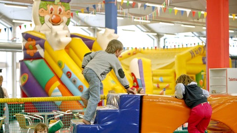 Das Gesundheitsamt des Alb-Donau-Kreises hat vor einer Ansteckungsgefahr mit Meningokken im Spatzolino in Ulm gewarnt. (Symbolbild)