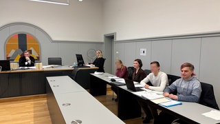 Prozess nach einer nicht genehmigten Abseilaktion nahe der Adenauerbrücke in Ulm: Die beiden Angeklagten neben ihren beiden Laienverteidigern.