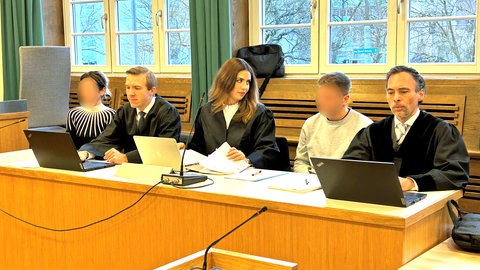 Eine 41-jährige Altenpflegerin muss für drei Jahre ins Gefängnis, das hat das Amtsgericht Schwäbisch Gmünd am Donnerstag geurteilt. Sie hat das Ersparte von einem demenzkranken Mann erschlichen. Ihr ebenfalls angeklagter Sohn wurde freigesprochen.