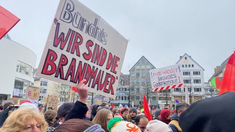 Mit zahlreichen bunten Plakaten demonstrierten die Menschen in Ulm gegen Rechtsextremismus. In den Reden wurde immer wieder die Brandmauer und das Zusammenstehen gegen Rechtsextremismus beschworen. 