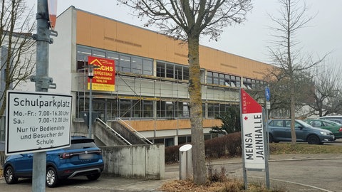 Schulgelände Schillerschule: Der Staatsschutz der Polizei ermittelt wegen Aufklebern, die im Januar an der Schillerschule in Erbach im Alb-Donau-Kreis entdeckt wurden.