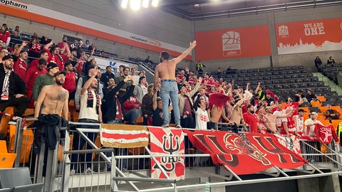 Am Mittwochabend fand in der Neu-Ulmer Arena ein Hochsicherheitsspiel statt. Die Ulmer Basketballer empfingen eine israelische Manschaft aus Tel Aviv.
