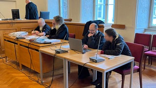 Wegen Waffenhandels muss sich ein Paar aus Neresheim im Ostalbkreis vor dem Ellwanger Landgericht verantworten.