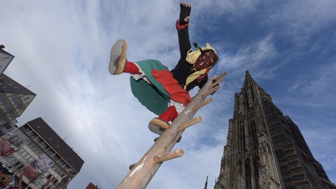 Die Hexe will hoch hinaus: In Ulm treffen sich von 7. bis 9. Februar Tausende Närrinnen und Narren beim 16. Ringtreffen der Alemannischen Narren (Archivbild).