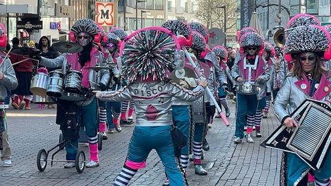 Guggenmusiker mit ihren Instrumenten bei einem Umzug: 29 Guggenmusikgruppen spielen beim großen Narrentreffen an mehreren Plätzen in der Ulmer Innenstadt.