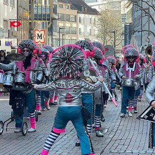 Guggenmusiker mit ihren Instrumenten bei einem Umzug: 29 Guggenmusikgruppen spielen beim großen Narrentreffen an mehreren Plätzen in der Ulmer Innenstadt.