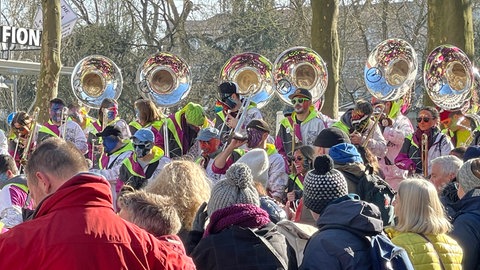 Strahlende Sonne hat die Narren und Guggenmusiker am Samstag bei ihrem Treffen in Ulm verwöhnt. Das gute Wetter sorgte für viele Zuschauerinnen und Zuschauer bei den Auftritten in der Innenstadt. 