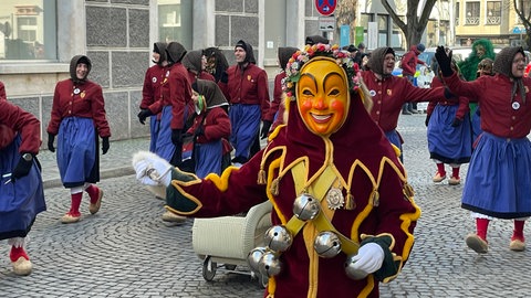 Beim Kinderumzug am Samstag sind natürlich viele Hexen gekommen, aber auch Zünfte mit anderen Narrenhäsern mit wunderschönen Masken. Viele hatten der Besucherinnen und Besucher am Rand wussten auch die richtigen Rufe zur Zunft. Das treffen der Narren erreicht mit dem Ulmzug am Sonntag einen weiteren Höhepunkt.