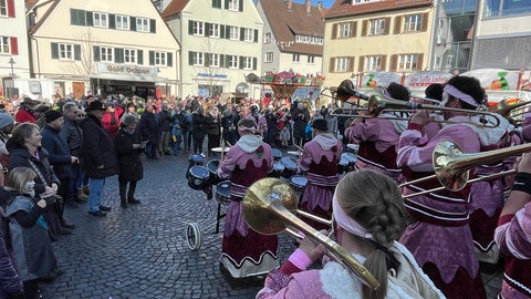 Auf dem Judenhof ist eine der Bühnen für die Guggenmusiken gewesen. Hier führte auch der Kinderumzug am Samstag vorbei. Zugleich gab es auf dem Judenhof ein Novum beim Treffen der Narren: Handwerker zeigten hier unter anderem, wie man Narrenschellen herstellt. 