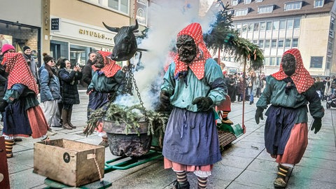 Zehntausende Narren sind am Sonntagnachmittag beim Ulmzug durch die Ulmer Innenstadt gezogen.