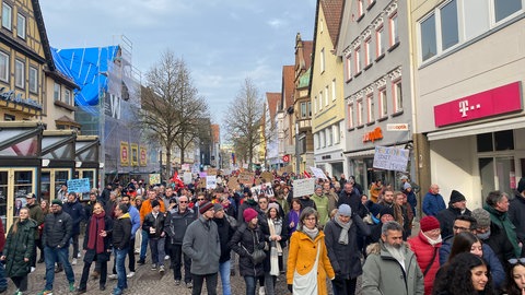 Ein Bündnis gegen Rechts hat am Sonntag gegen eine Wahlkampfveranstaltung der AfD in Heidenheim demonstriert.