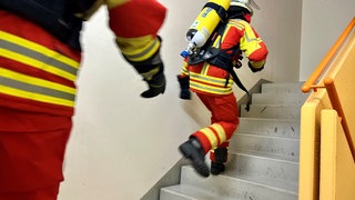 Beim Treppenlauf der Feuerwehr in Ulm im Maritim Hotel sind 128 Zwei-Teams der Feuerwehr angetreten. Ziel: so schnell wie möglich in voller Montur die 16 Stockwerke erklimmen.