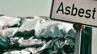 Im Neu-Ulmer Stadtteil Reutti haben Diebe einen Container mit mehr als 20 Tonnen Asbest von einer Baustelle gestohlen (Symbolbild). Das Material ist gefährlich. Der Abbruchunternehmer hat für Hinweise eine Belohnung ausgesetzt.