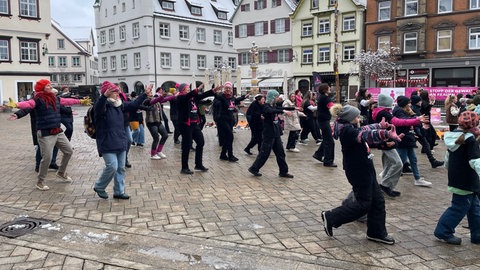 Dutzende Menschen machen bei der Tanzdemo in Biberach mit. Gemeinsam führen sie eine einstudierte Choreo vor, die über all bei den Aktionen der Bewegung One Billion Rising gezeigt wird. 
