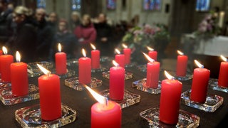Studierende, Angehörige und Freunde nehmen in Ulm Abschied von Körperspendern.