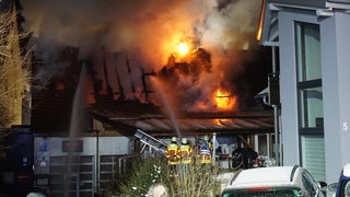 Fast 100 Rettungskräfte waren bei dem Wohnhausbrand in Aalen-Hofen im Einsatz. 