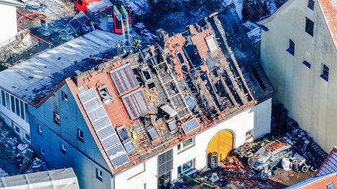 Ausgebrannter Dachstuhl in einem Haus in Aalen-Hofen. Die Polizei geht von einem technischen Defekt als Brandursache aus. Die Ermittlungen dazu laufen aber noch.
