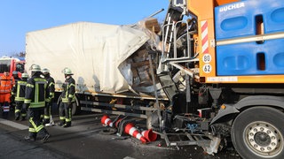 Verkehrsunfall auf der A7, Teil eins: Ein LKW fuhr bei Neu-Ulm-Steinheim mit voller Wucht gegen einen Warnanhänger der Autobahnmeisterei.