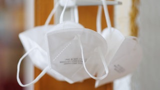 Eine Maske kann auch vor einer Infektion mit grippalen Infekten schützen. Dadurch währe die Grippewelle deutlich abgeschwächt.