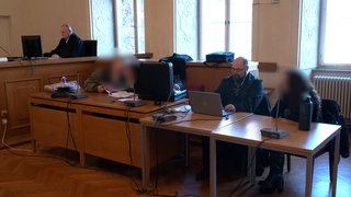 Ein Mann aus Neresheim (Ostalbkreis) (links) ist am Mittwochabend vom Landgericht Ellwangen wegen illegalem Waffenbesitz verurteilt worden. Seine mitangeklagte Ehefrau (rechts) wurde von allen Vorwürfen freigesprochen. 