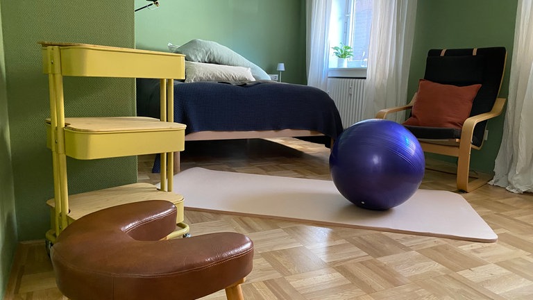 Werdende Mütter und die Väter sollen sich im Geburtshaus Ulm geborgen fühlen. Zum Beispiel im grünen Zimmer. 