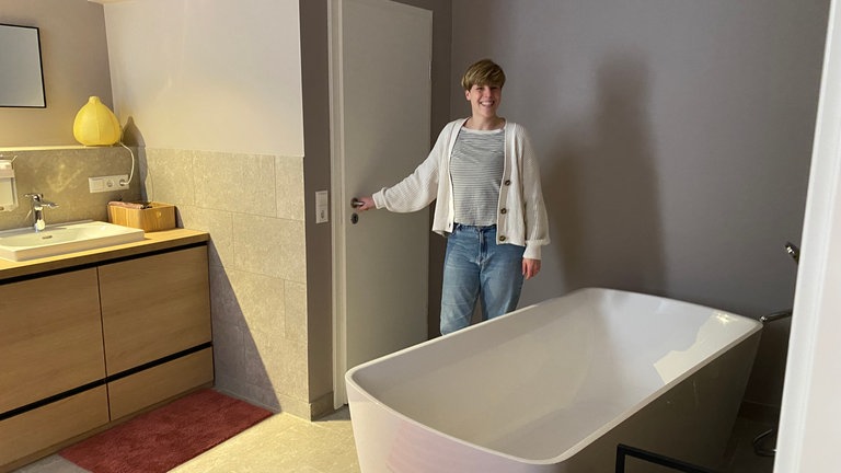 Hebamme Ines Paschke zeigt stolz die Räume. Auch eine Wanne für eine Wassergeburt gibt es im Geburtshaus in Ulm.