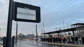 Auch am Ulmer Hauptbahnhof fuhren am Freitagfrüh keine Bussen und Bahnen - die Gewerkschaft ver.di hat zu einem Warnstreik aufgerufen.