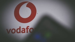Das Logo von Vodafone: In Ulm ist bei Bauarbeiten ein Glasfaserkabel durchtrennt worden. Rund 6.000 Haushalte sind derzeit vom Netz. (Symbolbild)