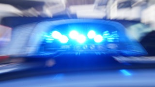 Das Blaulicht eines Polizeiautos. Ein Senior hat versehentlich seine Ehefrau beim Ausparken überfahren und lebensgefährlich verletzt.