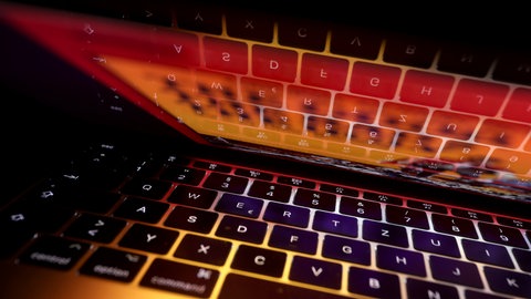 Die Tastatur und der Bildschirm eines Laptops: Das Cybercrime-Zentrum Baden-Württemberg in Karlsruhe und die Kriminalpolizei Aalen ermitteln gegen einen Mann wegen schwerem sexuellen Missbrauchs von Kindern. (Symbolbild)