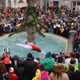 Beim Brunnensprung in Munderkingen im Alb-Donau-Kreis springen zwei junge Männer in einem traditionellen Zeremoniell dreimal in den Marktplatz-Brunnen. Anschließend dürfen sie "ein jeglich Maidlein" in der Zuschauermenge küssen. (Archivbild)