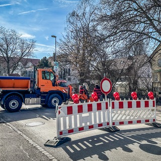 Es gebe "keine Anhaltspunkte für eine Gefahrenerhöhung", heißt es in einer Pressemitteilung des Polizeipräsidiums Ulm vom Dienstagnachmittag. Dennoch sind überall Sicherheitsmaßnahmen für die Faschingsveranstaltungen in der Region zu sehen - wie hier in Dietenheim im Alb-Donau-Kreis.