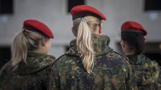 Immer Frauen gehen zur Bundeswehr: Seit 2001 stehen ihnen - ebenso wie Männern - alle Laufbahnen offen.