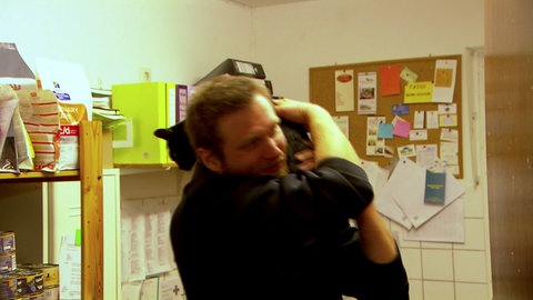 Katzenpfleger Marlon Schöllkopf, Ehrenamtlicher bei der Katzenhilfe Ehingen, fühlt sich wohl mit den Tieren. Und die Katzen auch mit ihm.