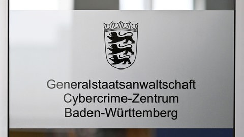 Ein Schild zum Generalstaatsanwaltschaft Cybercrime-Zentrum: Anklage gegen einen 56-Jährigen aus dem Alb-Donau-Kreis. Er soll via Internet den Missbrauch von Mädchen auf den Philippinen in Auftrag gegeben und via Livestream angeschaut haben.